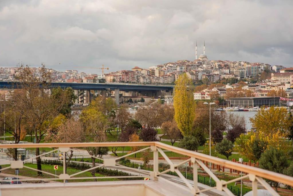 Waterfront Apartment By The Tram - Terrace With Dome & Golden Horn View In Fatih イスタンブール エクステリア 写真