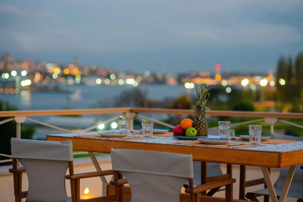 Waterfront Apartment By The Tram - Terrace With Dome & Golden Horn View In Fatih イスタンブール エクステリア 写真