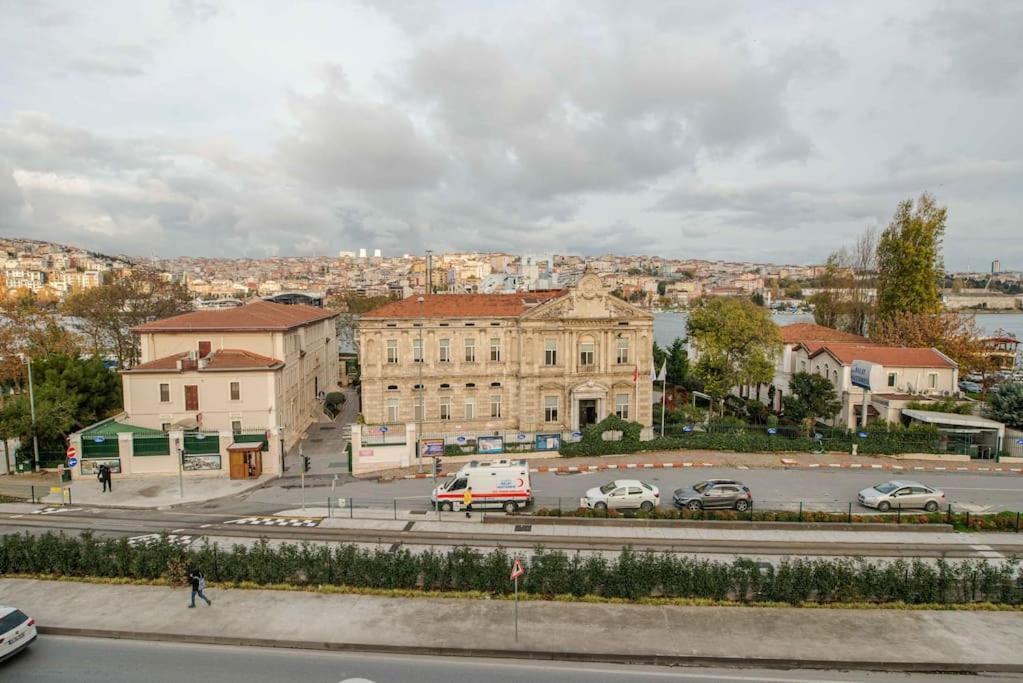 Waterfront Apartment By The Tram - Terrace With Dome & Golden Horn View In Fatih イスタンブール エクステリア 写真