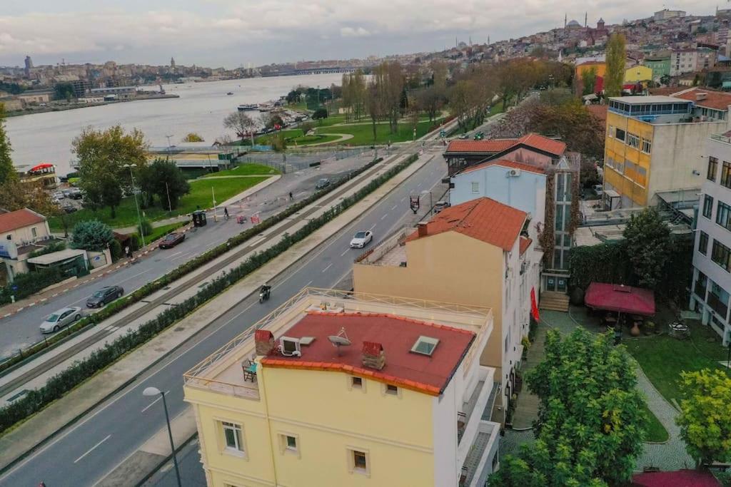 Waterfront Apartment By The Tram - Terrace With Dome & Golden Horn View In Fatih イスタンブール エクステリア 写真