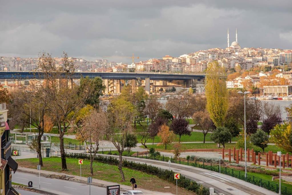 Waterfront Apartment By The Tram - Terrace With Dome & Golden Horn View In Fatih イスタンブール エクステリア 写真
