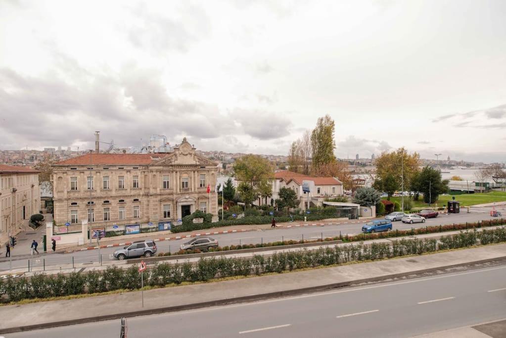 Waterfront Apartment By The Tram - Terrace With Dome & Golden Horn View In Fatih イスタンブール エクステリア 写真