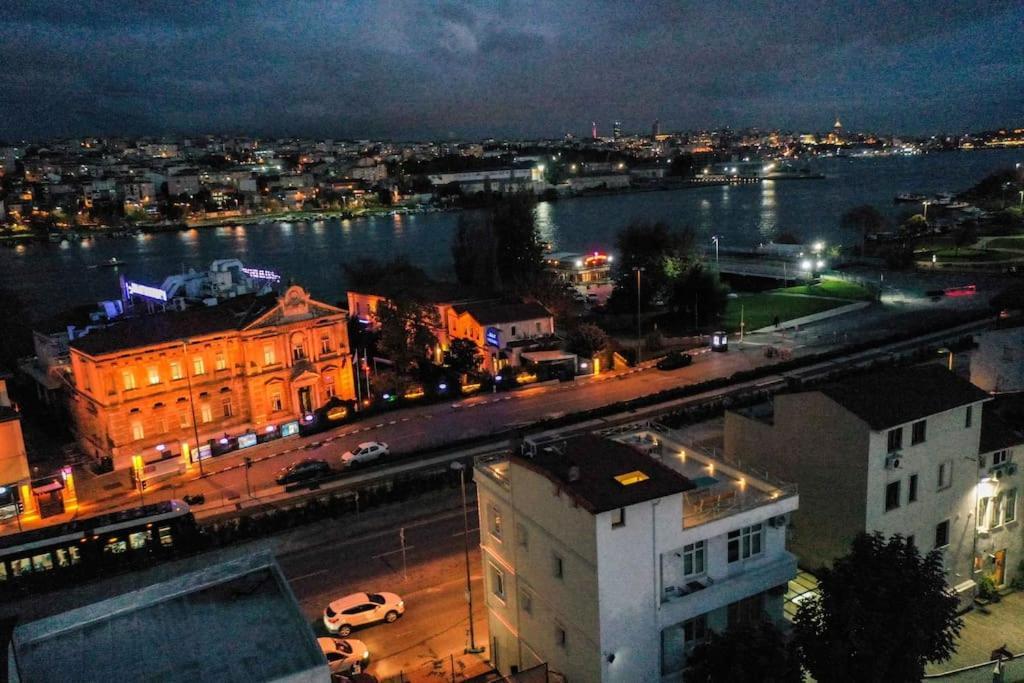 Waterfront Apartment By The Tram - Terrace With Dome & Golden Horn View In Fatih イスタンブール エクステリア 写真