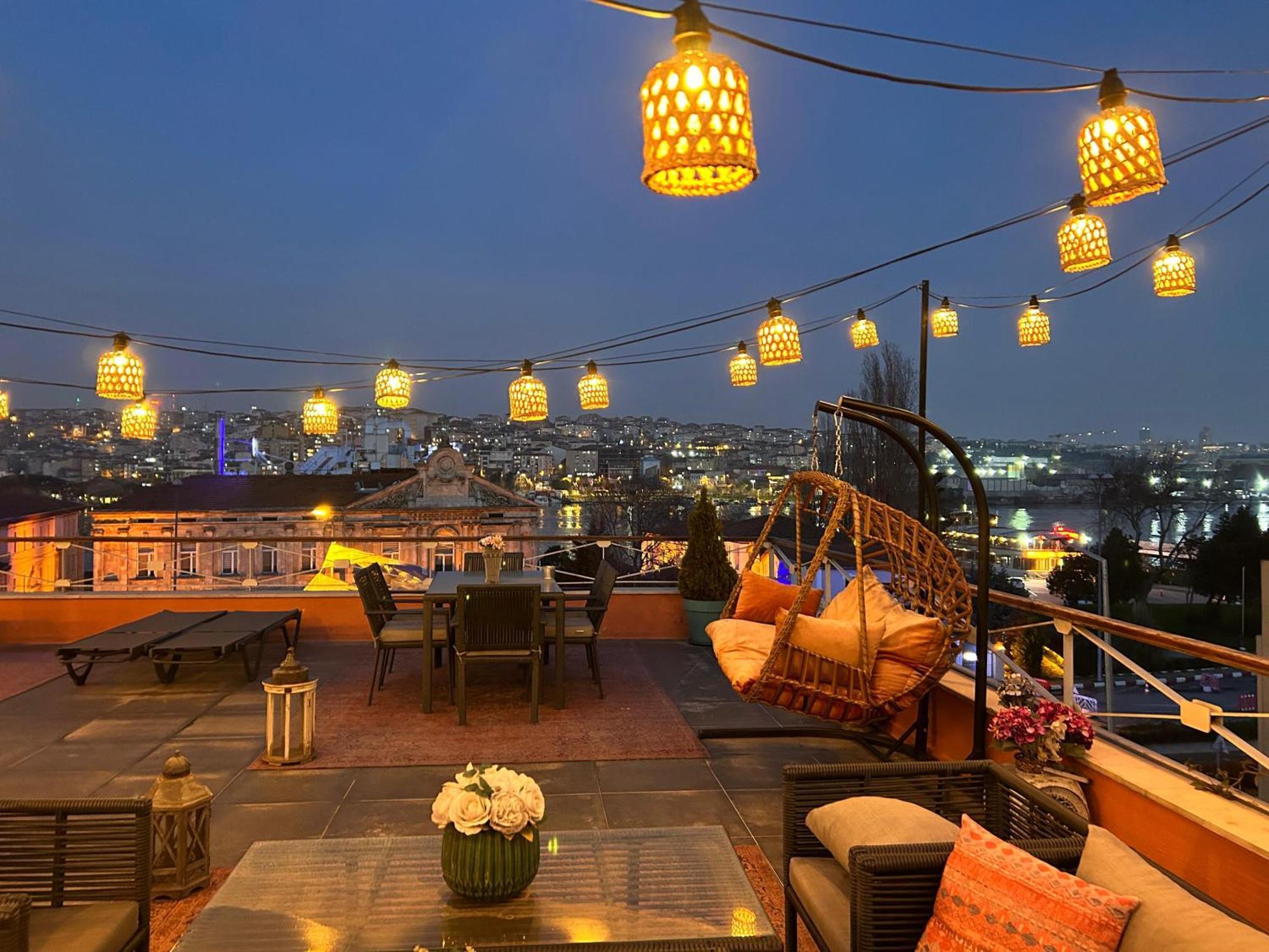 Waterfront Apartment By The Tram - Terrace With Dome & Golden Horn View In Fatih イスタンブール エクステリア 写真