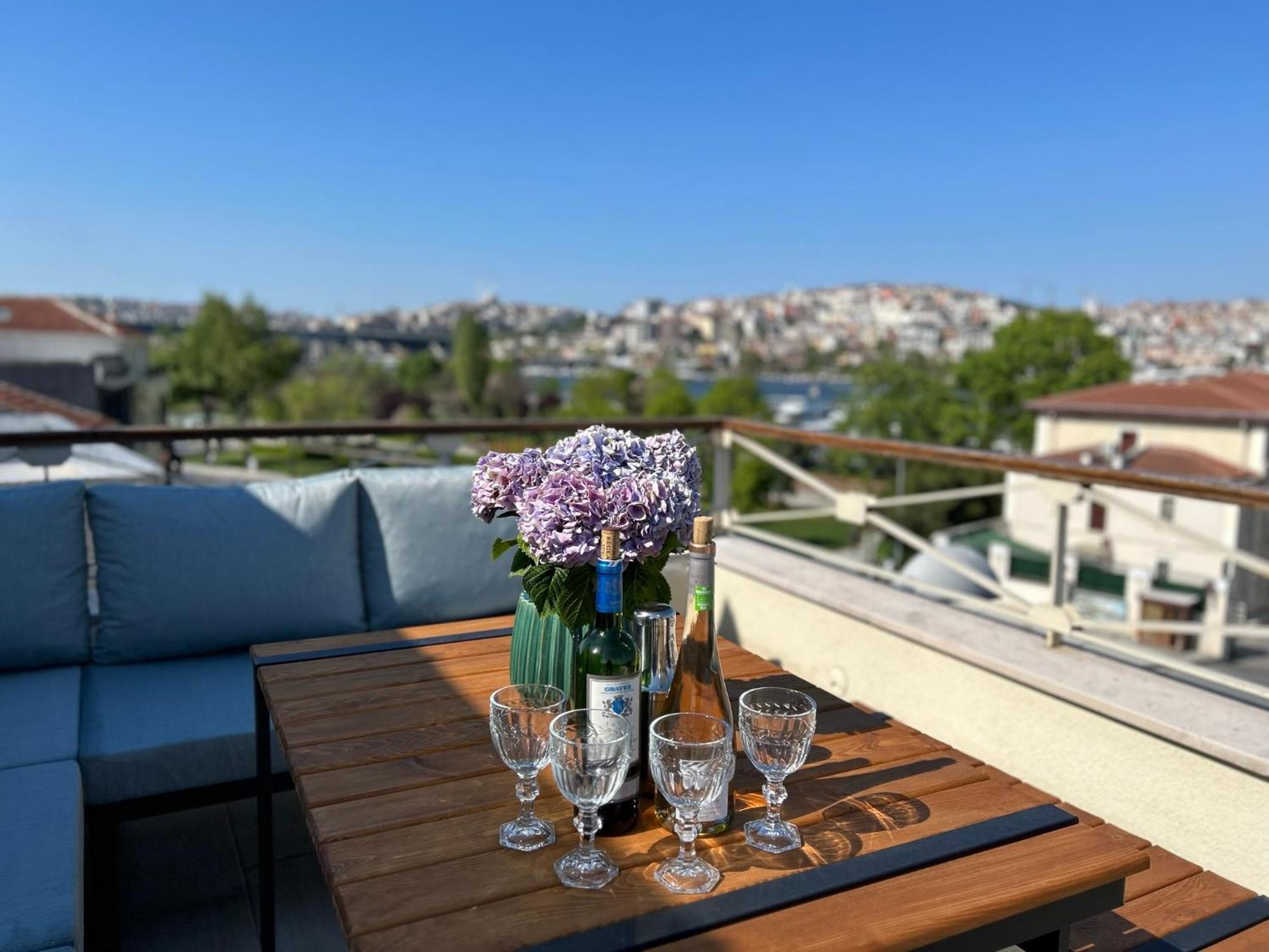 Waterfront Apartment By The Tram - Terrace With Dome & Golden Horn View In Fatih イスタンブール エクステリア 写真