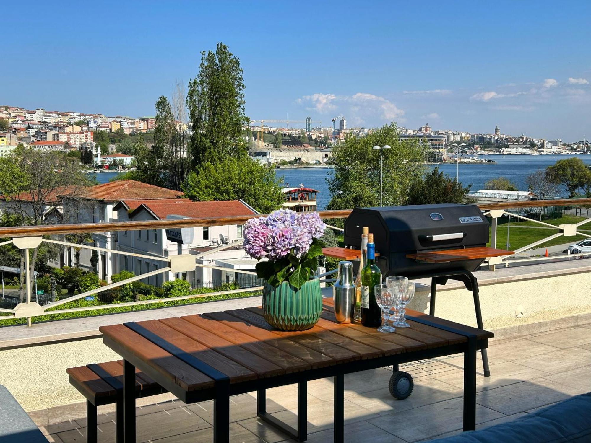 Waterfront Apartment By The Tram - Terrace With Dome & Golden Horn View In Fatih イスタンブール エクステリア 写真